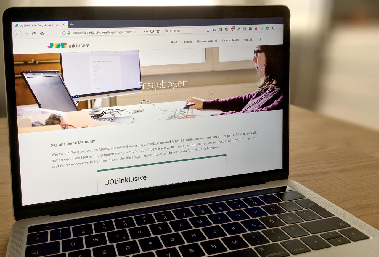 Der Online-Fragebogen von JOBinklusive auf einem Laptop-Bildschirm. Foto: LWL