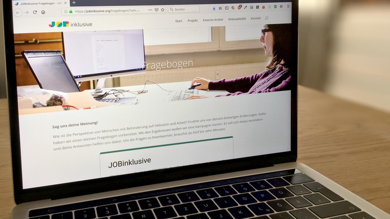 Der Online-Fragebogen von JOBinklusive auf einem Laptop-Bildschirm. Foto: LWL
