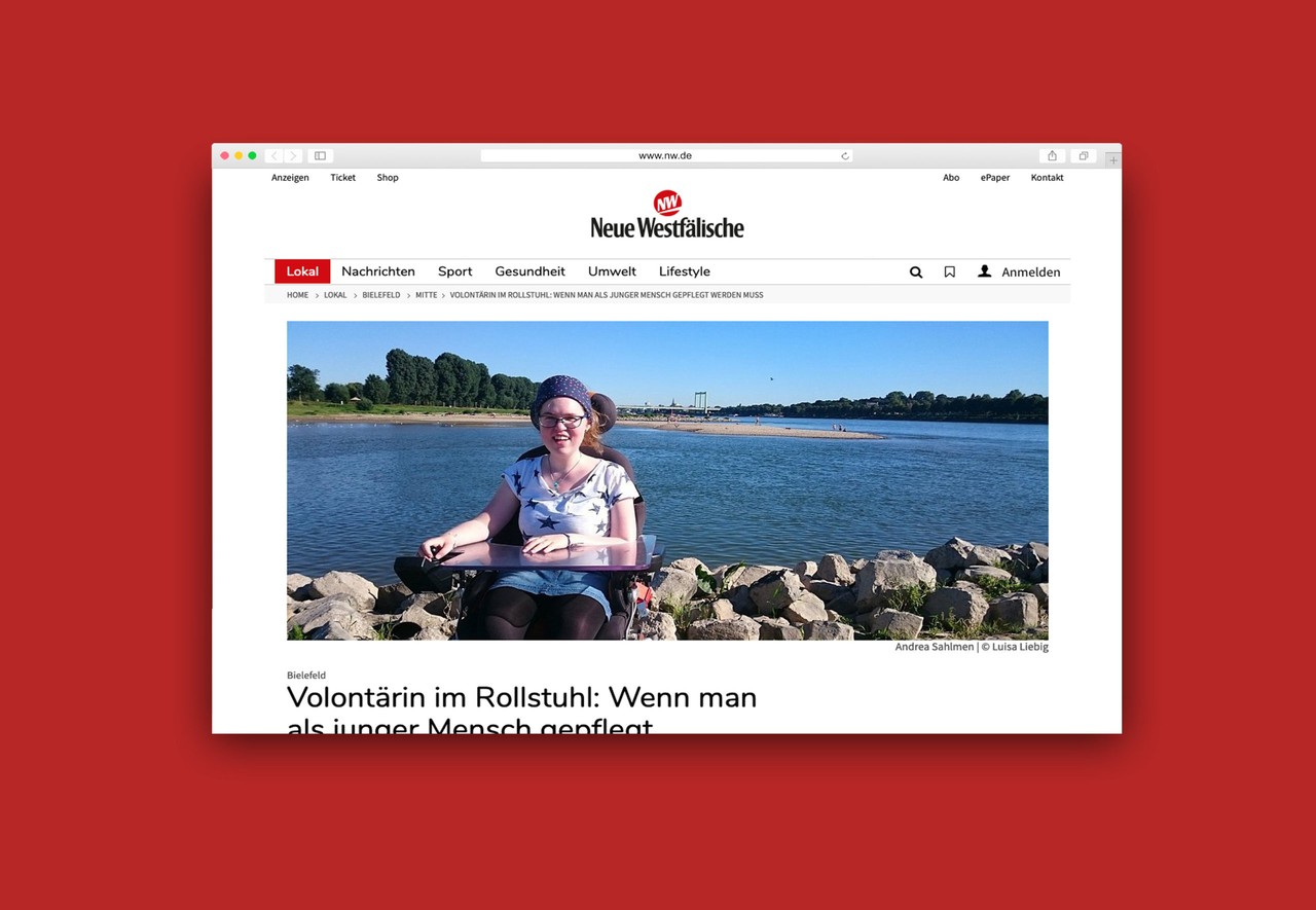 Screenshot des Artikels in der Zeitung Neue Westfälische: auf dem Titelfoto ist die Journalistin Andrea Sahlmen zu sehen, die mit ihrem Rollstuhl am Ufer eines breiten Flusses sitzt