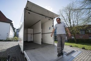 Ali Cütcü läuft über die heruntergeklappten Laderampe seines Wagens.