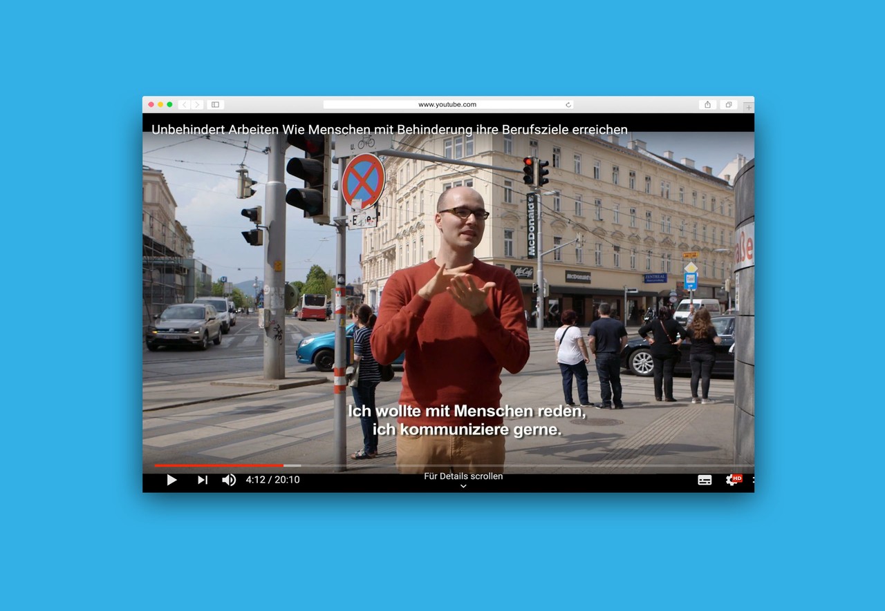 Screenshot eines Film-Ausschnitts auf YouTube: Sreco Dolanc erklärt in Gebärdensprache seinen Berufsweg.
