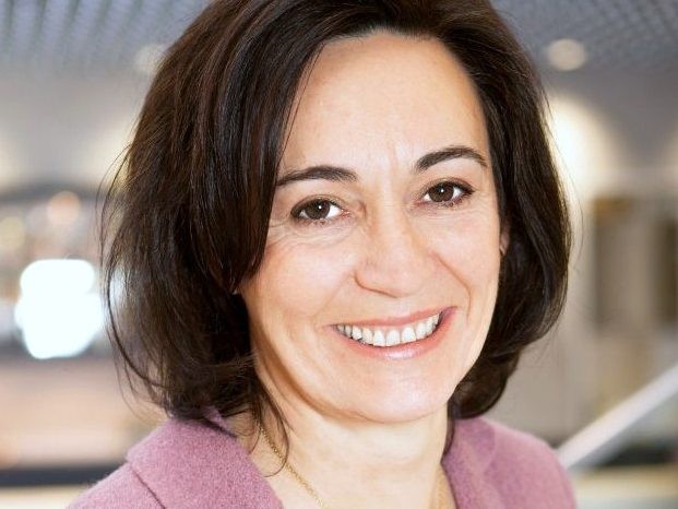 Die Lufthansa-Managerin Maria Léon lächelt in die Kamera.