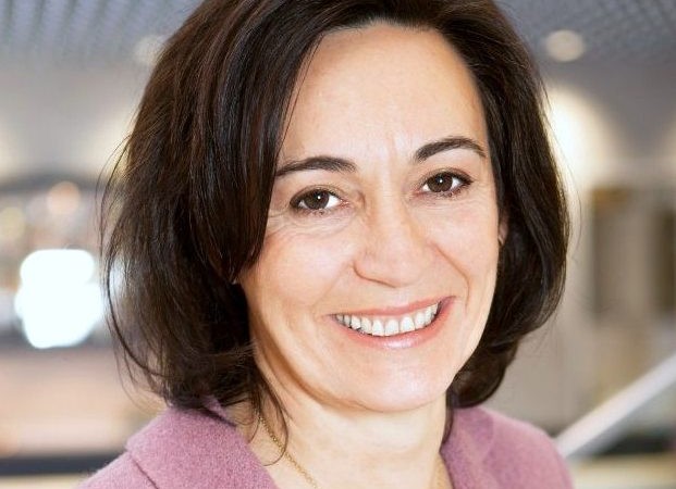 Die Lufthansa-Managerin Maria Léon lächelt in die Kamera.