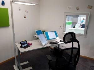 Foto eines barrierefrei gestalteten Büro-Arbeitsplatzes.