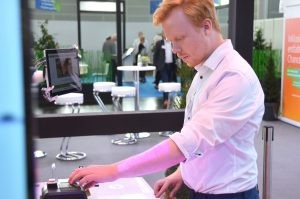 Sascha Jenderny vom Fraunhofer-Institut arbeitet konzentriert an einer Version des Assistenzsystems.