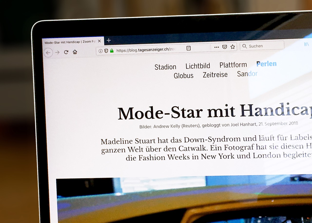Foto des Tagesanzeiger-Artikels, der in einem Browser auf einem Laptop aufgerufen ist.
