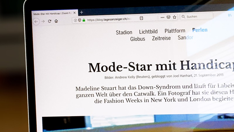 Foto des Tagesanzeiger-Artikels, der in einem Browser auf einem Laptop aufgerufen ist.