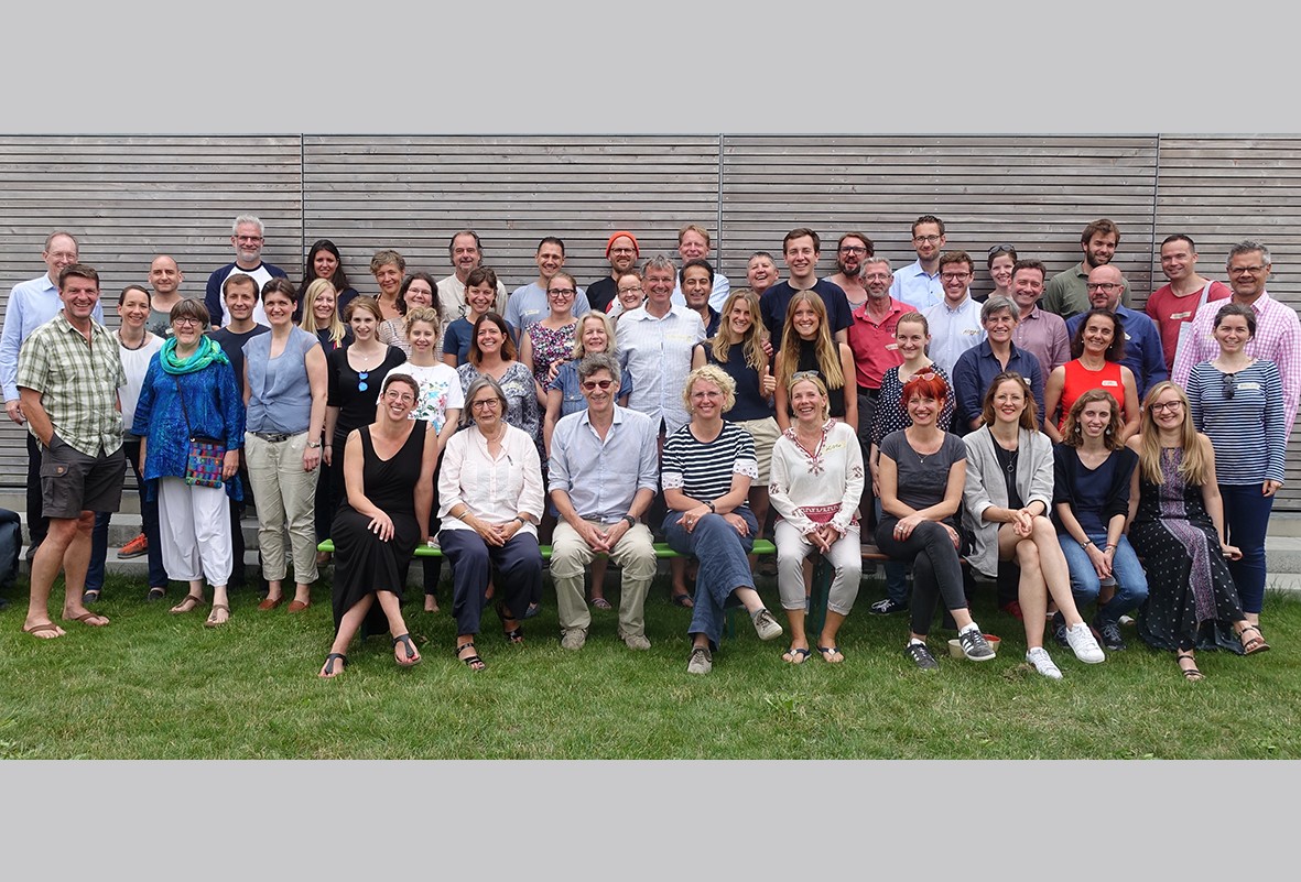 Gruppenfoto des rund 50 Personen großen Ashoka-Teams im Freien