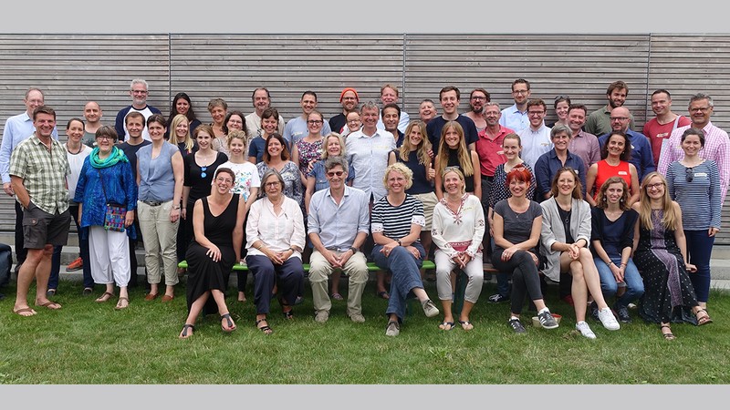 Gruppenfoto des rund 50 Personen großen Ashoka-Teams im Freien