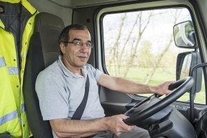 Ali Cütcü am Steuer seines Lkw.