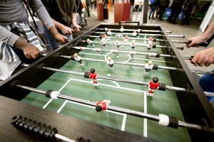 Nahaufnahme eines Kickerspiels auf der LWL-Messe.