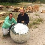 Die Festival-Veranstalter Björn Ösingmann (links) und Christian Reckmann (rechts) hinter einer riesigen Diskokugel.