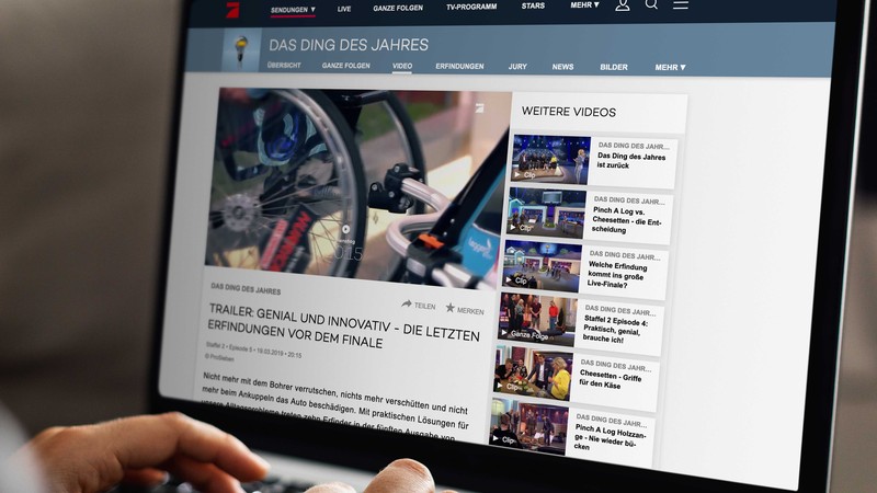 Blick auf den Bildschirm eines Laptops, auf dem die Website zur TV-Show aufgerufen ist.