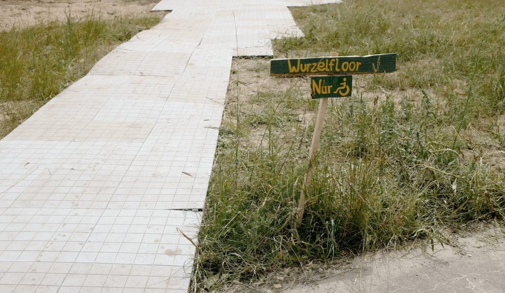 Barrierefreie gestalteter Weg auf dem Wurzelfestival.