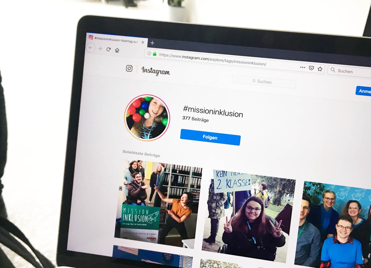 Foto der Seite, auf der die Bilder auf Instragram unter dem Hashtag #missioninklusion aufgerufen sind, die in einem Browser auf einem Laptop zu sehen ist.