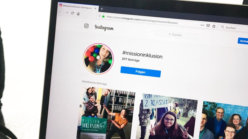 Foto der Seite, auf der die Bilder auf Instragram unter dem Hashtag #missioninklusion aufgerufen sind, die in einem Browser auf einem Laptop zu sehen ist.
