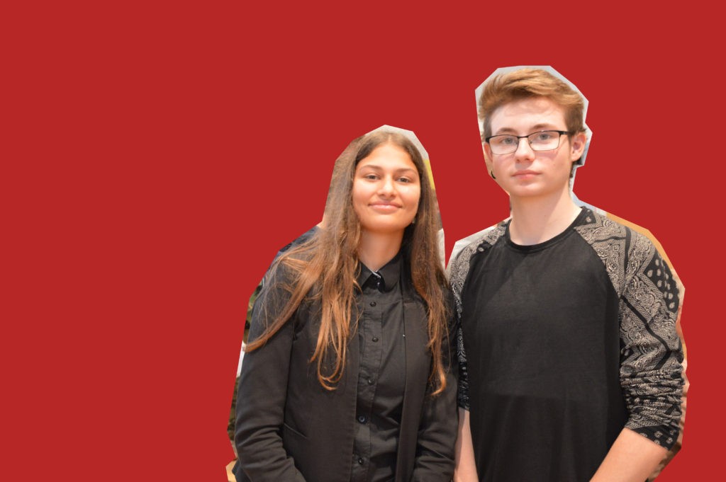 Die beiden Schüler Melissa Adem und Daniel-Joel Meißner stehen nebeneinander und lächeln in die Kamera.