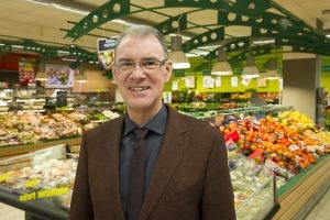 Wilhelm Bischoff in der Obst- und Gemüseabteilung von Edeka Wehrmann.