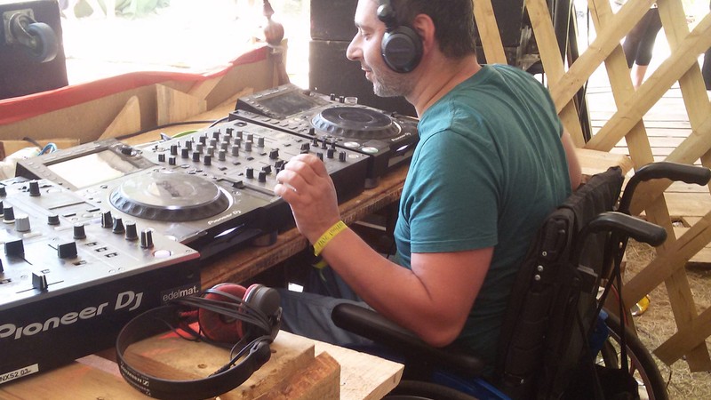 DJ Eltron mit Rollstuhl beim Auflegen.
