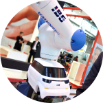 Der IBG-Roboterarm mit einem Minaturauto zur Test-Montage.