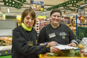 Eine neue Dienstleistung: Christa Klocke (li.) und Cira Franke sind Profi-Einkäuferinnen bei Edeka Wehrmann. 