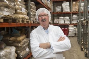 Helmut Schulte, Inhaber von Gewürze Werner & Co. und ist zufrieden mit der Integrationsabteilung des Unternehmens.