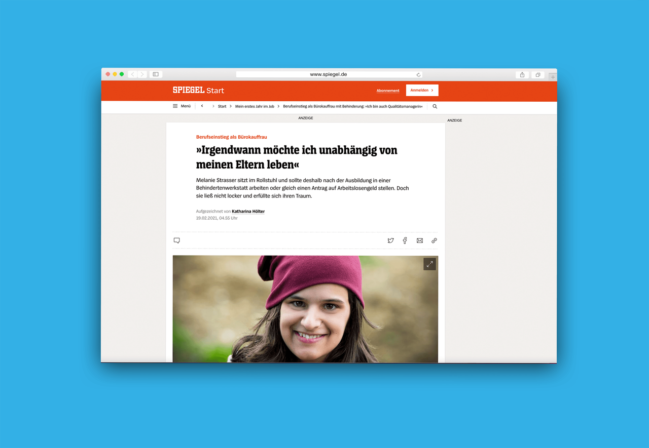 Blau hinterlegtes Bildschirmfoto des Artikel auf Spiegel Online: Überschrift des Artikels, darunter ein Bild von Melanie Strässer