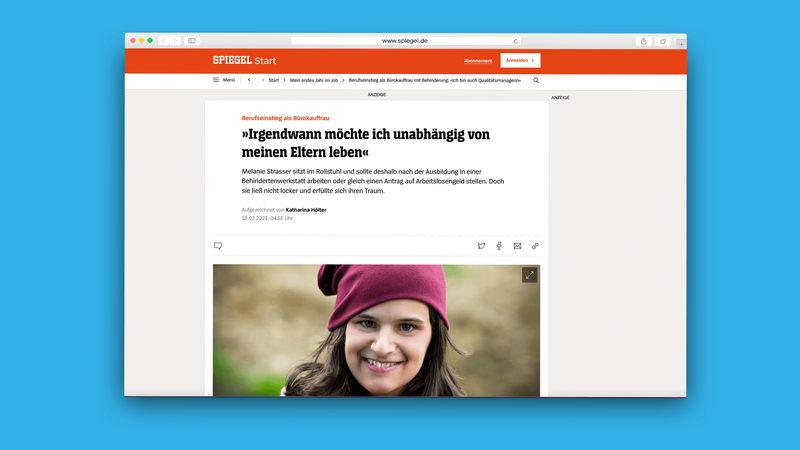 Blau hinterlegtes Bildschirmfoto des Artikel auf Spiegel Online: Überschrift des Artikels, darunter ein Bild von Melanie Strässer