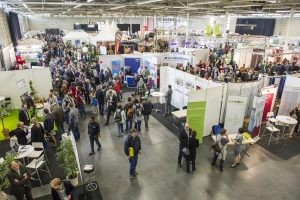 Blick von oben über die volle Messehalle während der LWL-Messe 2014.