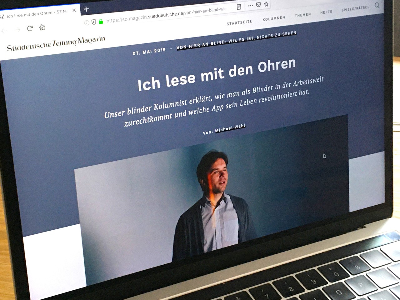 Aufgerufene Website mit der Folge 5 der SZ-Magazin-Kolumne auf einem Macbook.