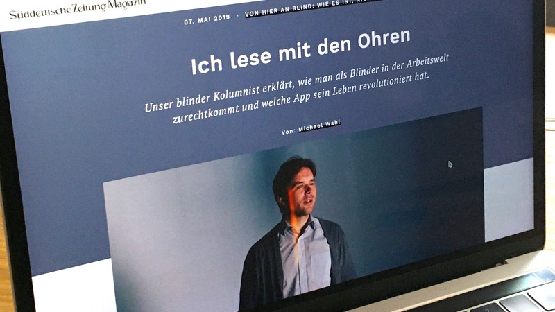 Aufgerufene Website mit der Folge 5 der SZ-Magazin-Kolumne auf einem Macbook.