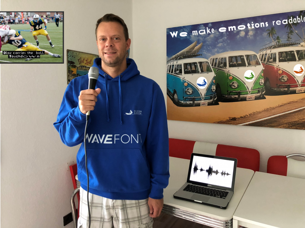 Tim Schlippe steht mit einem Mikrofon in der Hand in seinem Büro neben einem Laptop, kurz bevor er Informationen in das Mikro spricht.