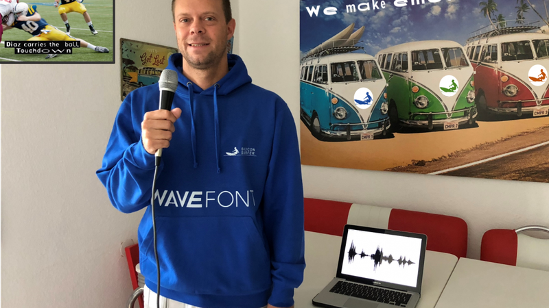 Tim Schlippe steht mit einem Mikrofon in der Hand in seinem Büro neben einem Laptop, kurz bevor er Informationen in das Mikro spricht.