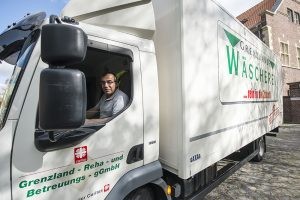 Ali Cütcü sitzt am Steuer seines Lkw und schaut aus dem Fenster in die Kamera.