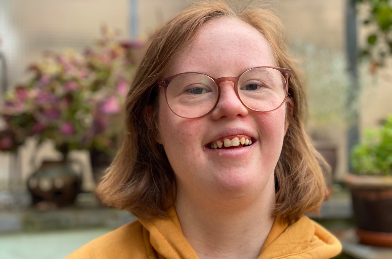 Natalie Dedreux lacht in die Kamera.
