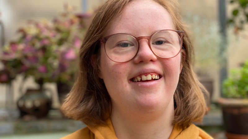 Natalie Dedreux lacht in die Kamera.