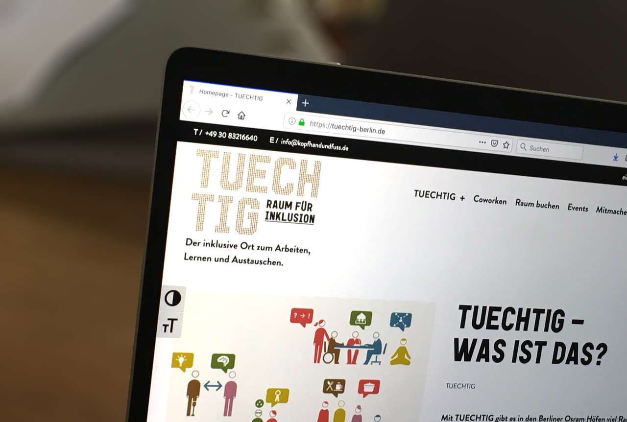 Foto der Tuechtig-Website auf einem Laptop.