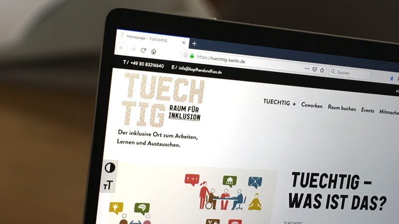 Foto der Tuechtig-Website auf einem Laptop.
