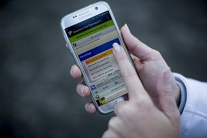 Das Smartphone von Meisterin Jessica Müller, das in einer App anzeigt, was sie ihrem Mitarbeiter sagen will.