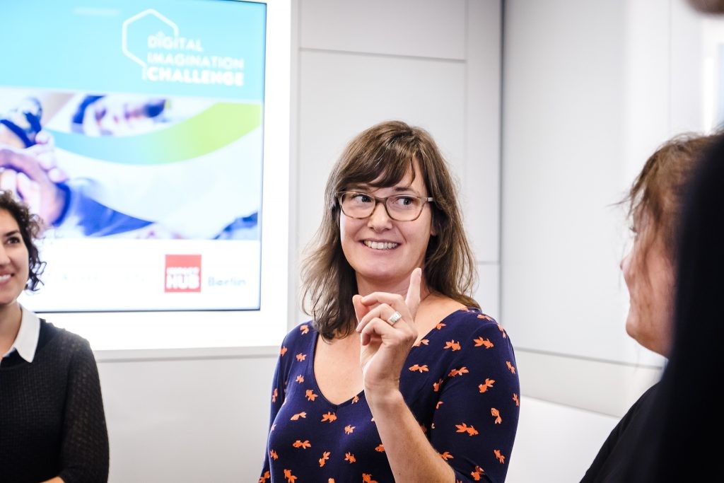 Anke Schöttler hebt den Finger im Gespräch mit einer Kollegin, die nicht im Bild zu sehen ist.
