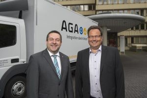 Landrat Dr. Axel Lehmann (links) und Geschäftsführer Jens Fillies vor einem der vielen Sperrmüll-Autos der AGA.