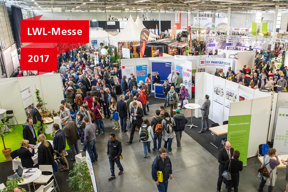 Blick von oben über die volle Messehalle während der LWL-Messe 2014.