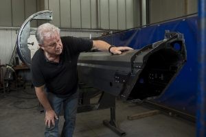 Günter Bruns ist Geschäftsführer von Metallbau Bruns. Auf dem Foto prüft er zufrieden ein sorgfältig gearbeitetes Metallteil.