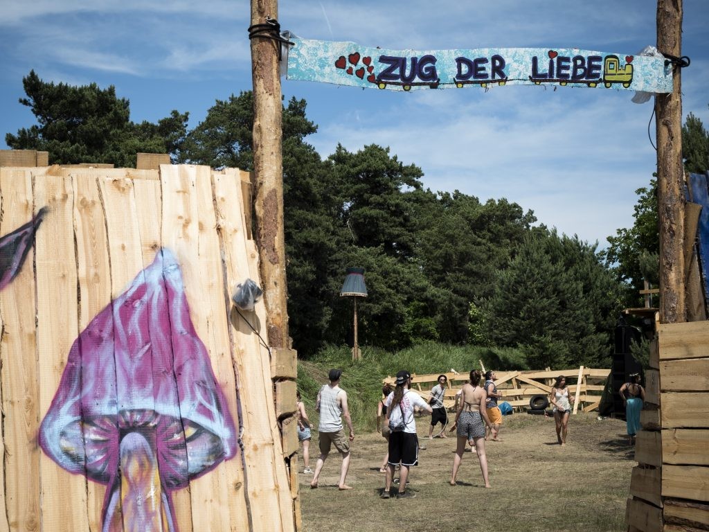 Festivalbesucher spielen auf dem Gelände des Festivals.