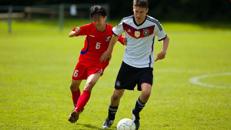 Frederic Heinze im Zweikampf beim CP-Fußball.