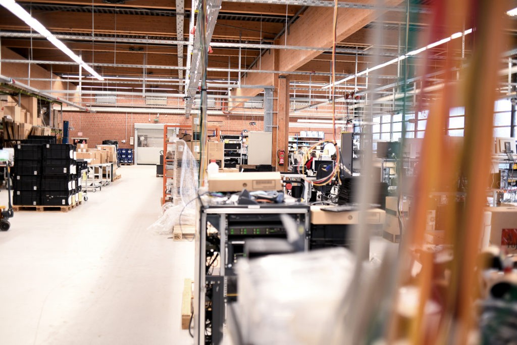 Blick in die große Lagerhalle der AfB in Paderborn.